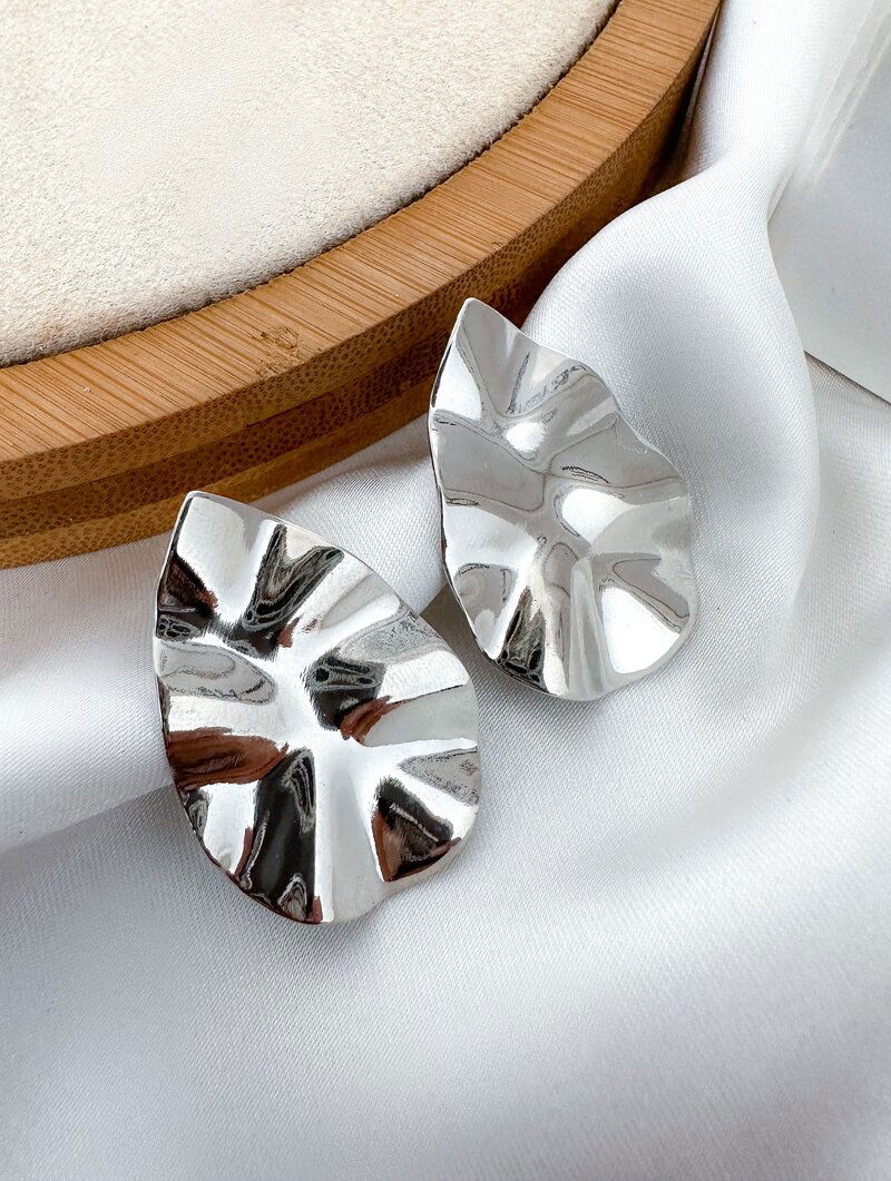 Brinco Folheado a Ouro 18k e Prata Gota Martelada Lisa