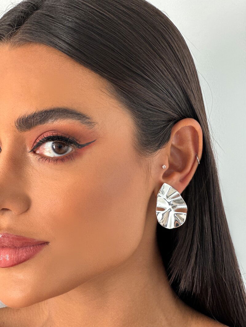 Brinco Folheado a Ouro 18k e Prata Gota Martelada Lisa