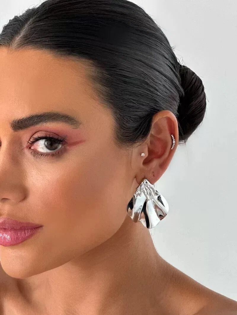 Brinco Folheado a Ouro 18k e Prata Gota Martelada Trabalhada
