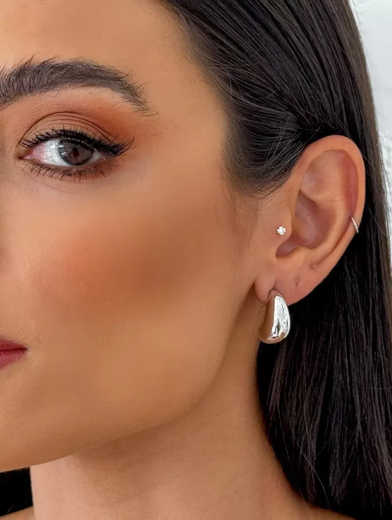 Brinco Folheado a Ouro 18k e Prata Gota Meia Lua Lisa