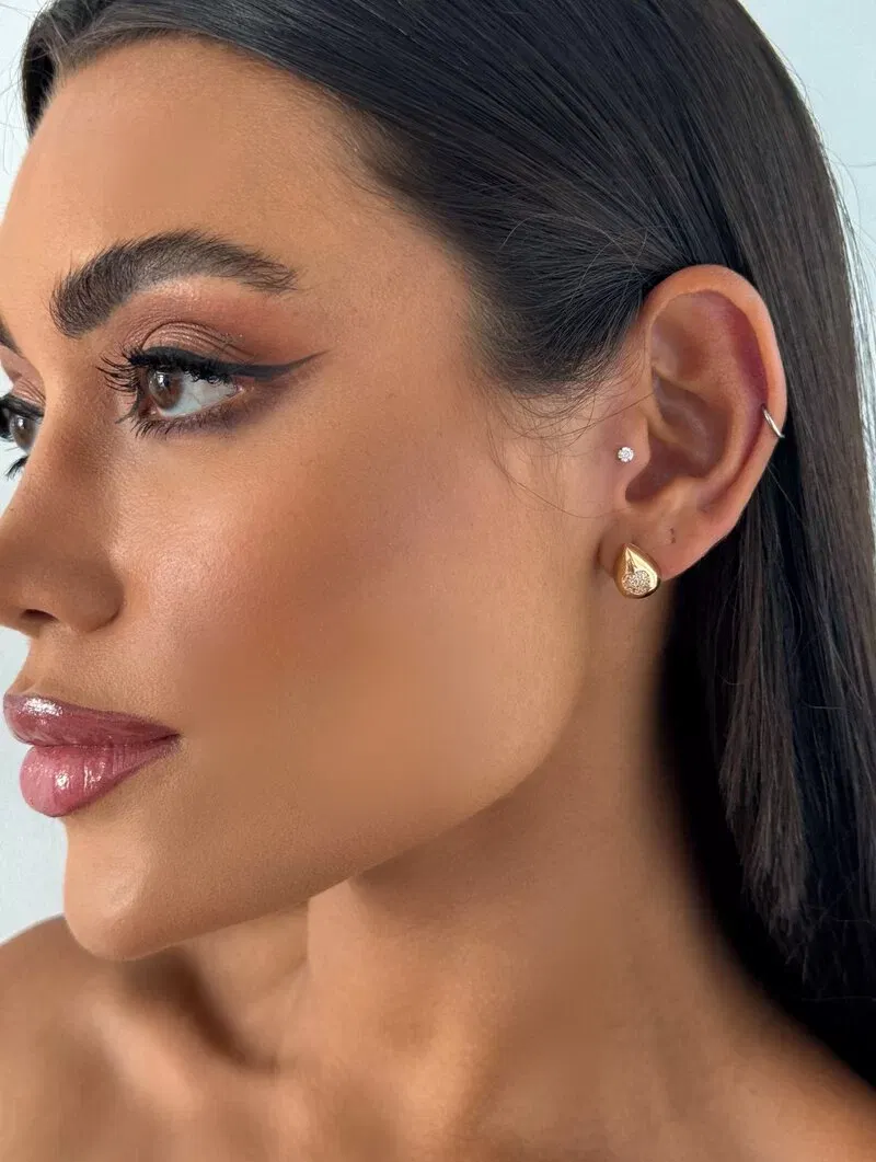 Brinco Folheado a Ouro 18k e Prata Gota Minimalista com Coração Cravejada