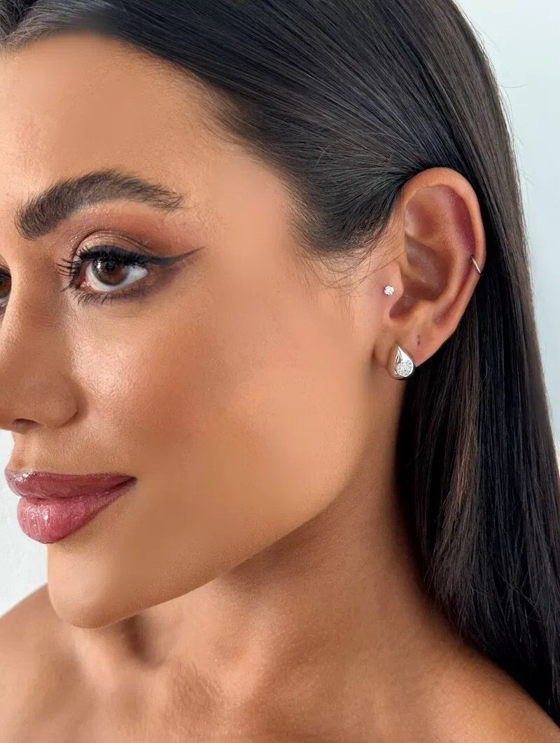 Brinco Folheado a Ouro 18k e Prata Gota Minimalista com Coração Cravejada