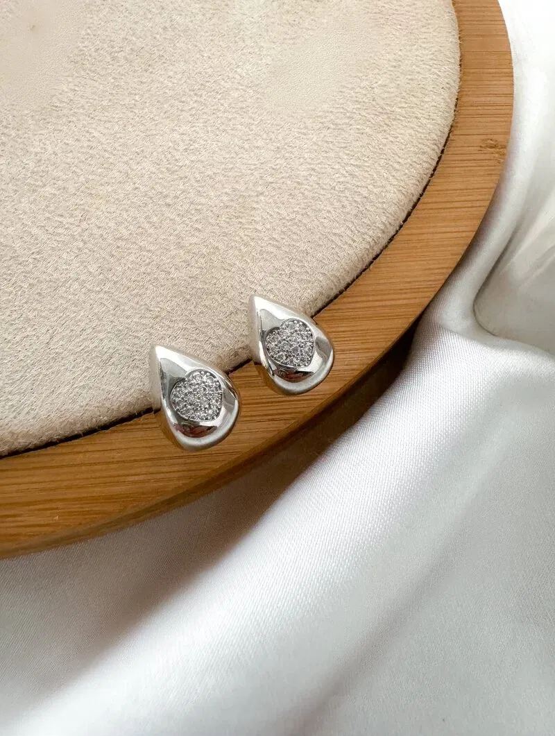 Brinco Folheado a Ouro 18k e Prata Gota Minimalista com Coração Cravejada