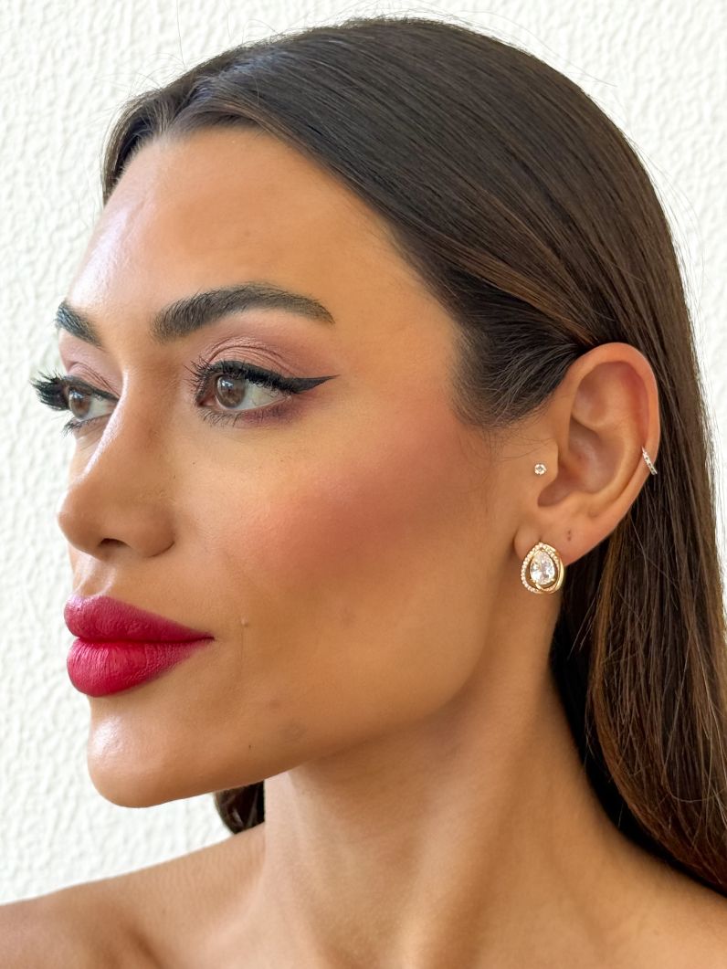 Brinco Folheado a Ouro 18k e Prata Gota Moderna Cravejada