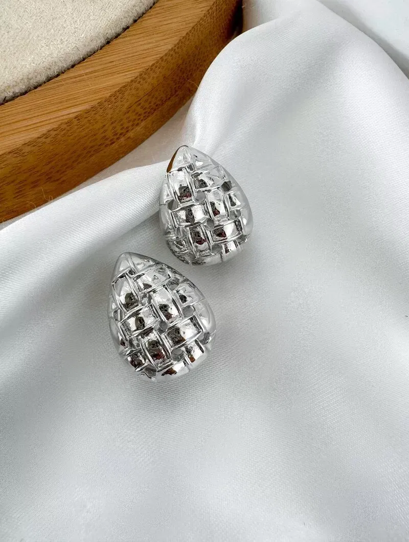 Brinco Folheado a Ouro 18k e Prata Gota Texturizada com Fecho