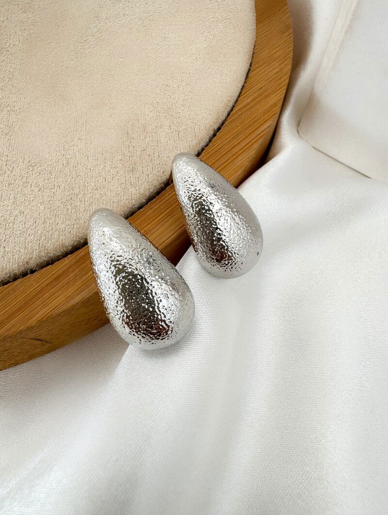 Brinco Folheado a Ouro 18k e Prata Gota Texturizada M