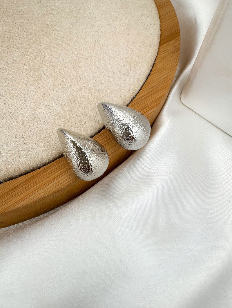 Brinco Folheado a Ouro 18k e Prata Gota Texturizada P