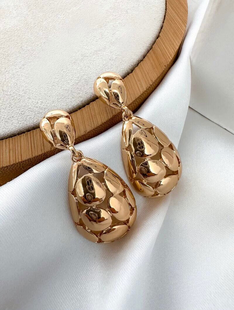 Brinco Folheado a Ouro 18k e Prata Gota Trabalhada com Ponteira