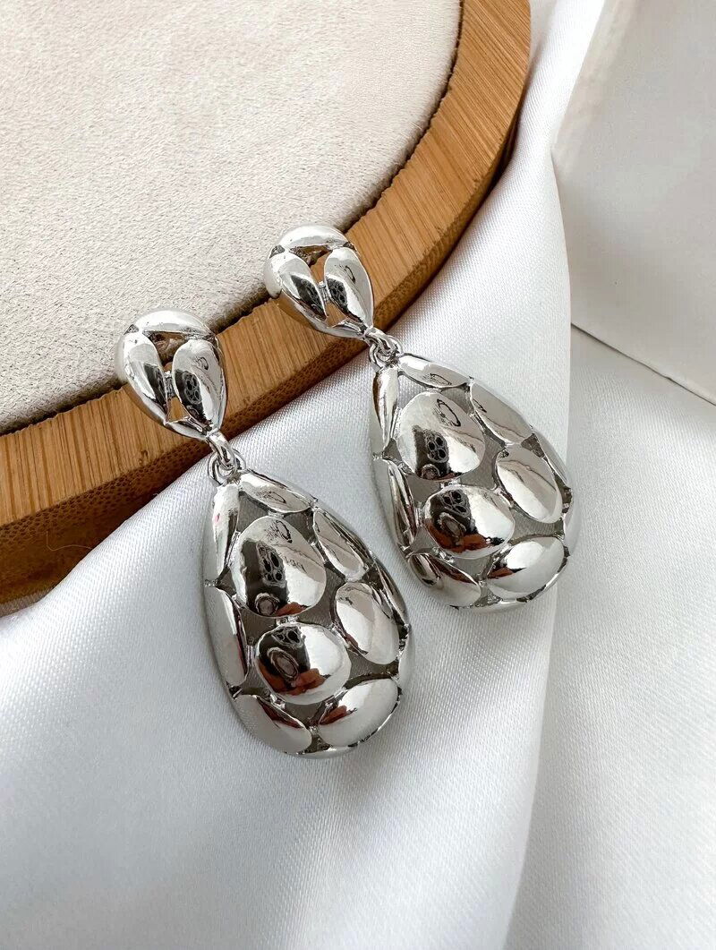 Brinco Folheado a Ouro 18k e Prata Gota Trabalhada com Ponteira