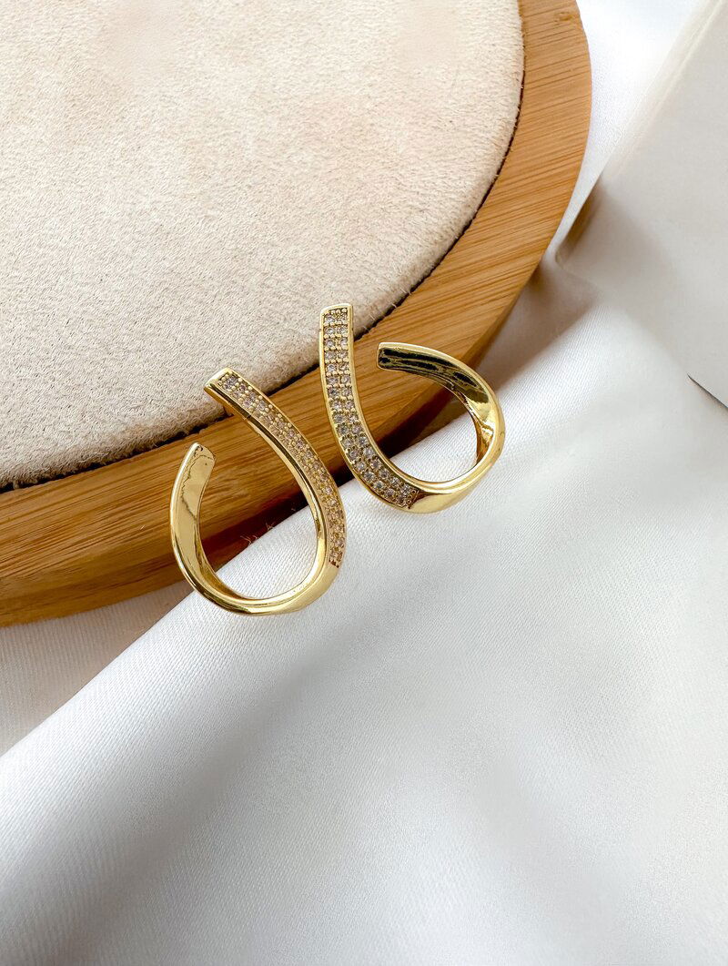 Brinco Folheado a Ouro 18k e Prata Gota Vazada com Detalhe Cravejado