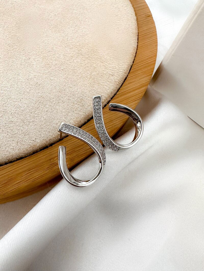 Brinco Folheado a Ouro 18k e Prata Gota Vazada com Detalhe Cravejado