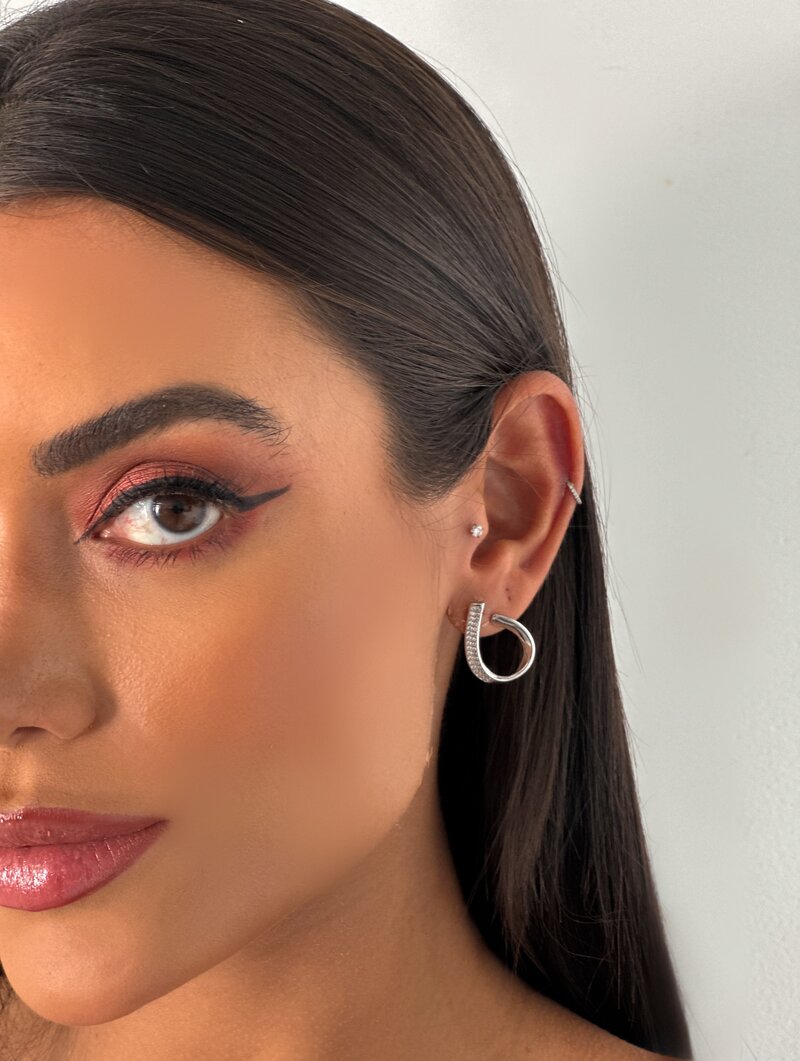 Brinco Folheado a Ouro 18k e Prata Gota Vazada com Detalhe Cravejado