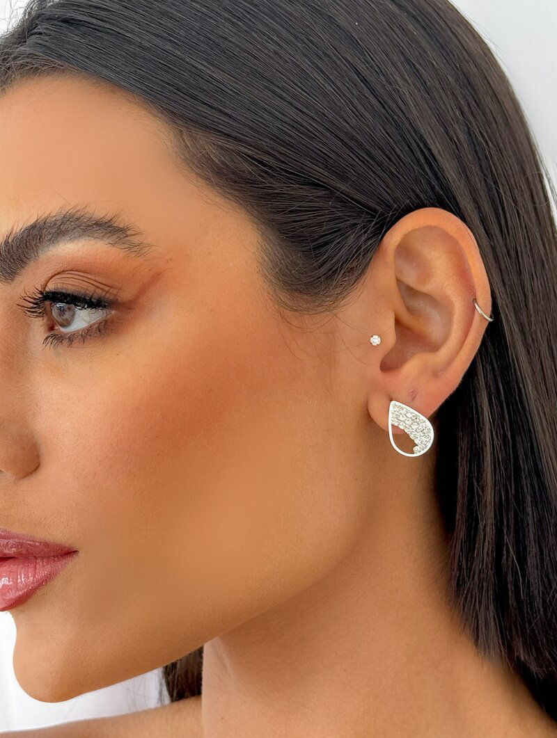 Brinco Folheado a Ouro 18k e Prata Gota Vazada com Detalhe em Micro Zircônia