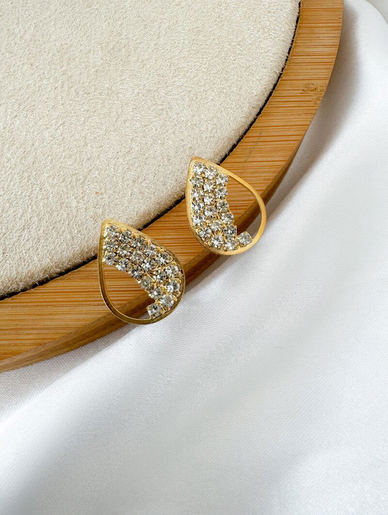 Brinco Folheado a Ouro 18k e Prata Gota Vazada com Detalhe em Micro Zircônia