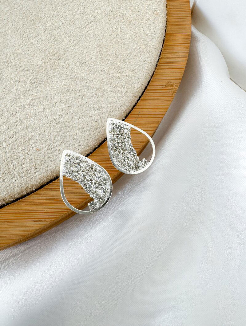 Brinco Folheado a Ouro 18k e Prata Gota Vazada com Detalhe em Micro Zircônia