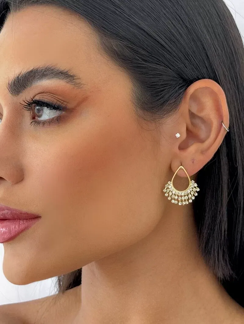 Brinco Folheado a Ouro 18k e Prata Gota Vazada com Fios de Zircônia