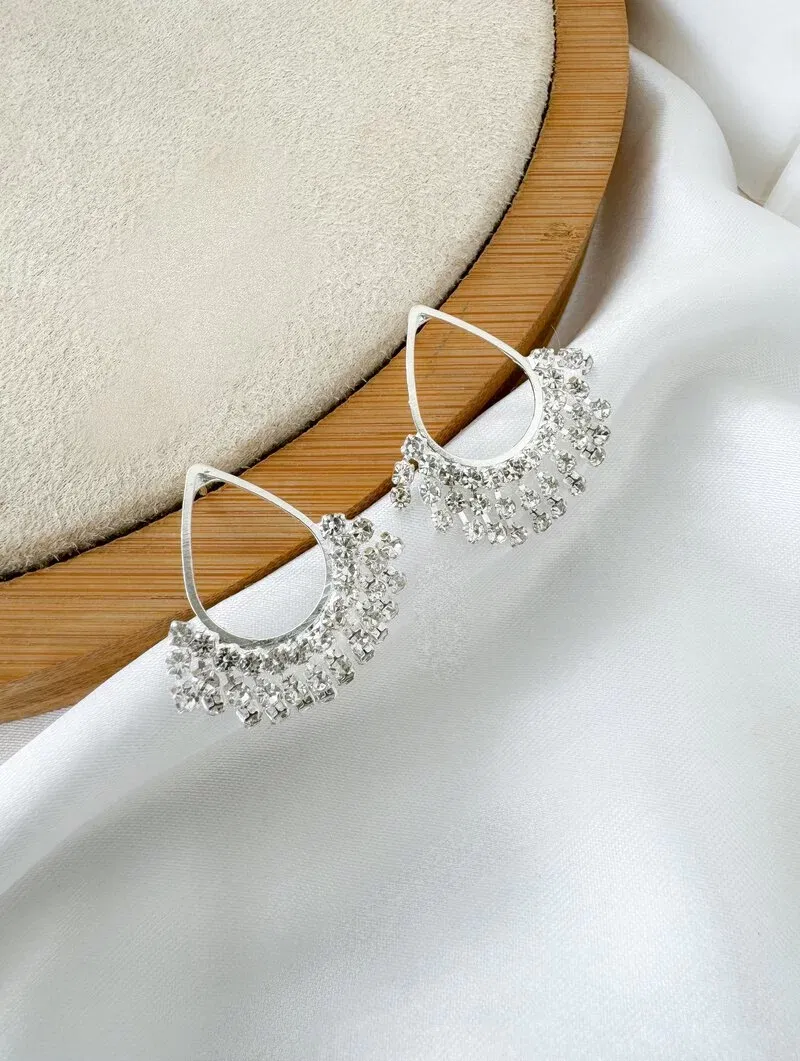 Brinco Folheado a Ouro 18k e Prata Gota Vazada com Fios de Zircônia