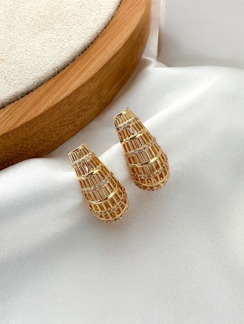 brinco folheado a ouro 18k e prata gota vazada com micro zircônias