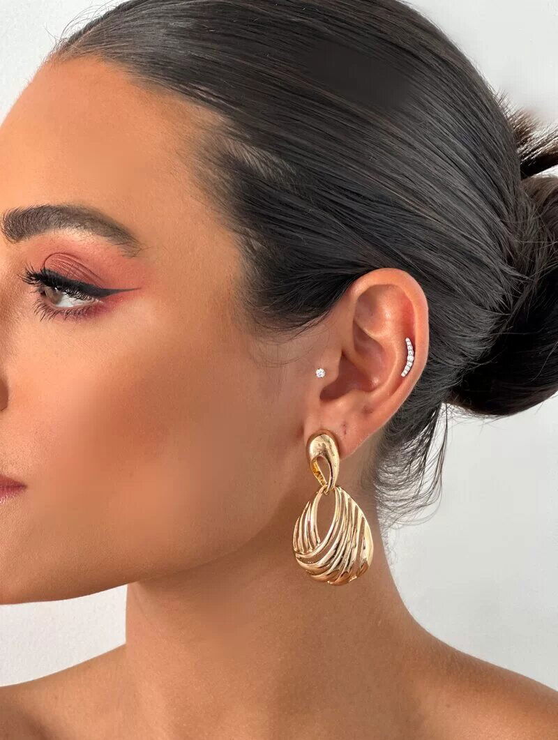Brinco Folheado a Ouro 18k e Prata Gota Vazada com Ponteira