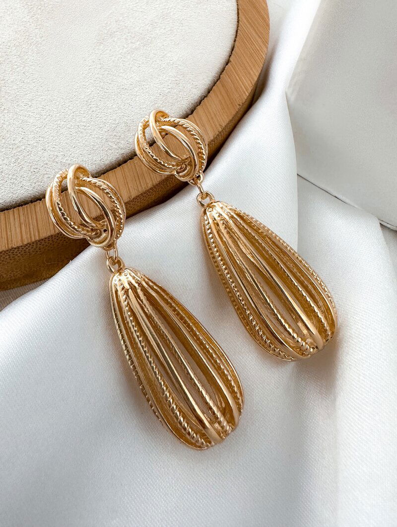 Brinco Folheado a Ouro 18k e Prata Gota Vazada com Ponteira