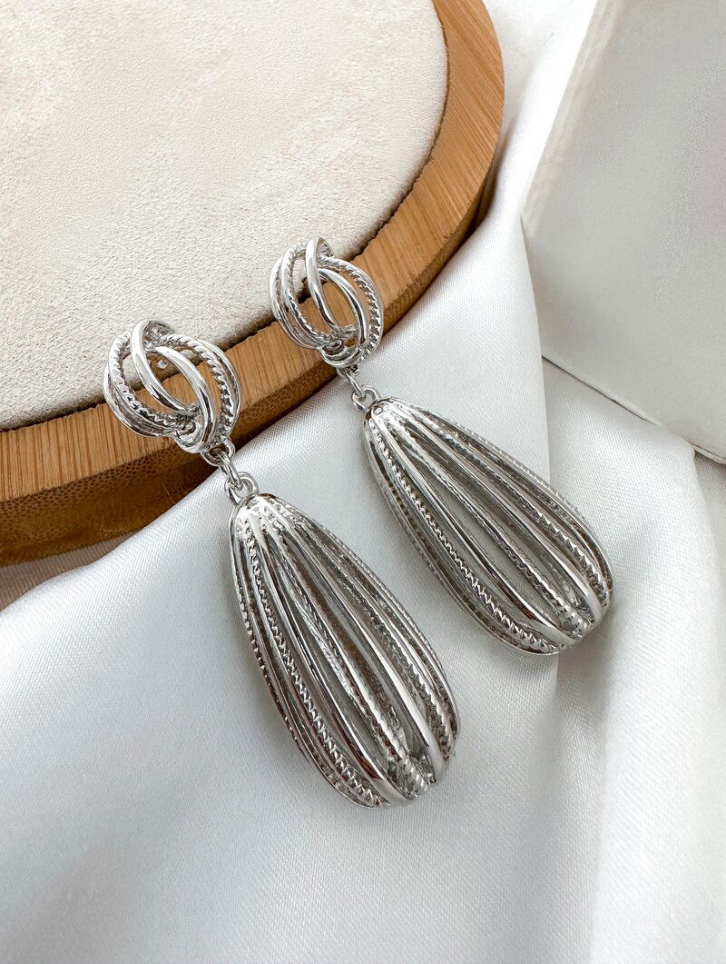 Brinco Folheado a Ouro 18k e Prata Gota Vazada com Ponteira