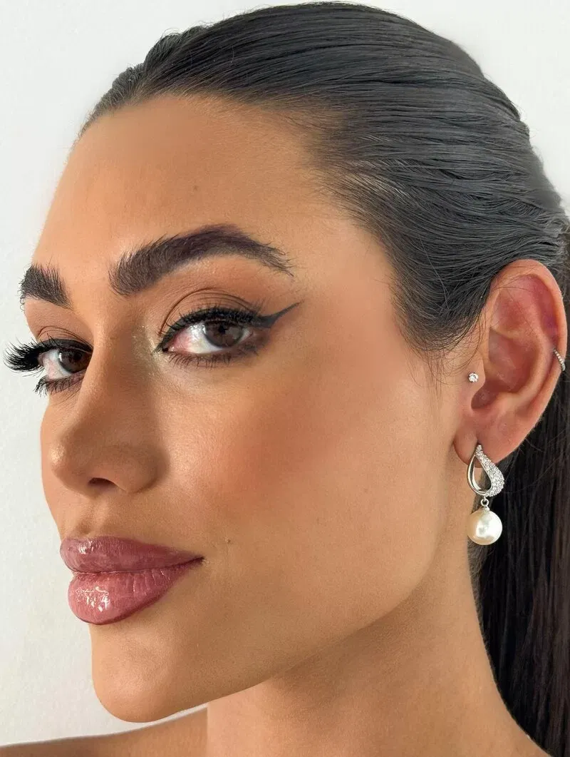 Brinco Folheado a Ouro 18k e Prata Gota Vazada Cravejada com Pérola