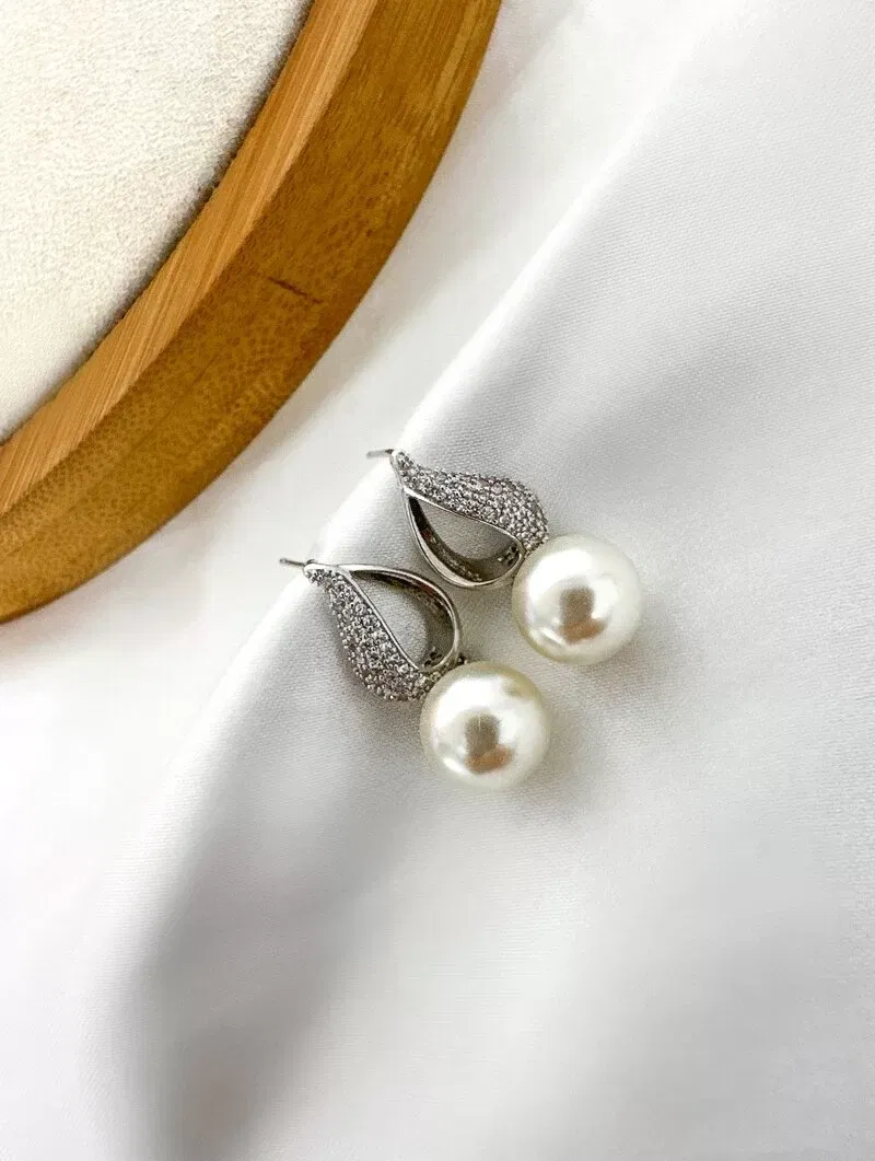 Brinco Folheado a Ouro 18k e Prata Gota Vazada Cravejada com Pérola