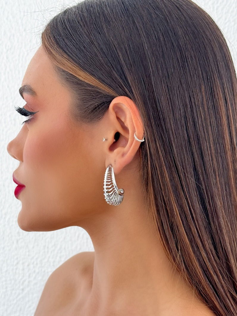 Brinco Folheado a Ouro 18K e Prata Gota Vazada Trabalhada
