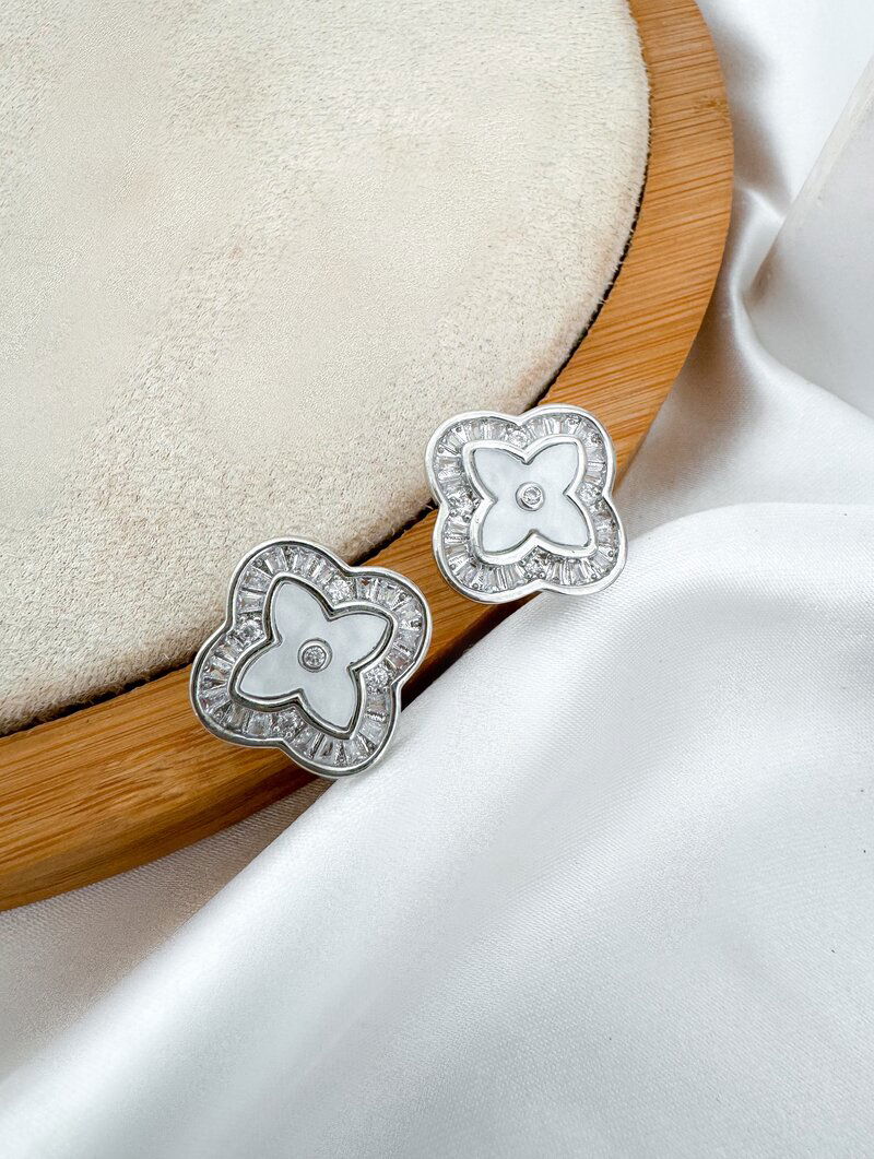 Brinco Folheado a Ouro 18k e Prata Inspiração com Detalhe Madre Pérola