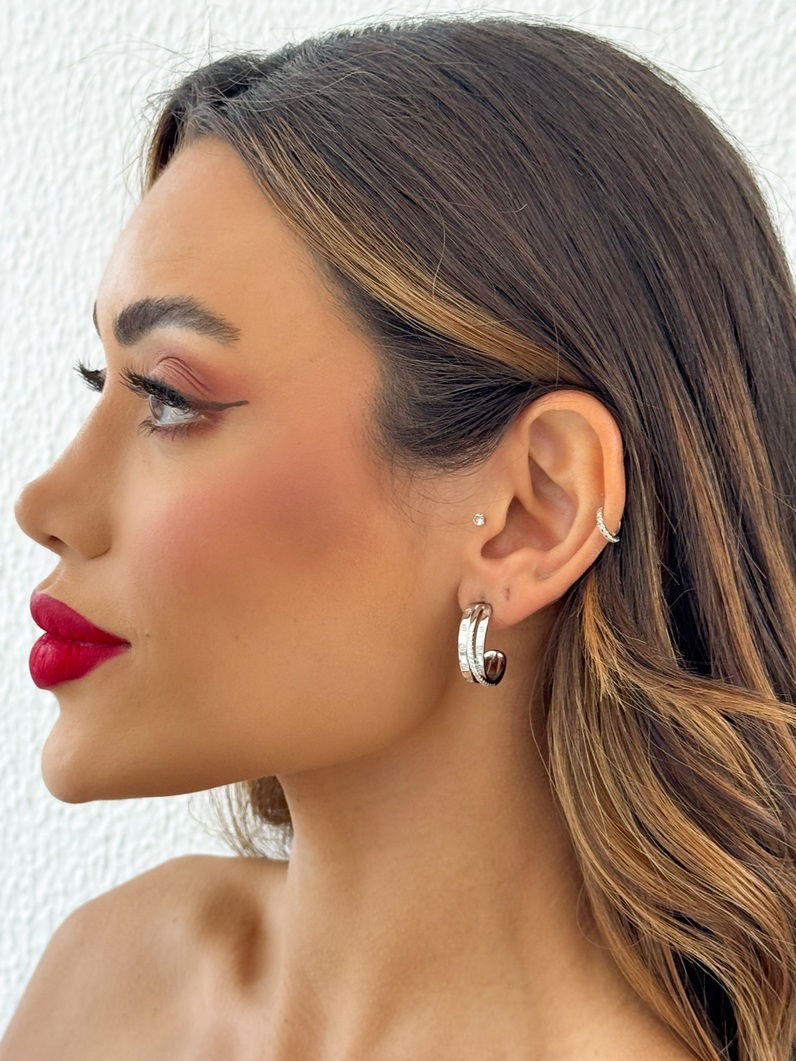 Brinco Folheado a Ouro 18k e Prata Inspiração Grandes Marcas Com Fio Cravejado