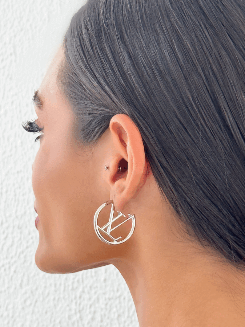 Brinco Folheado a Ouro 18k e Prata Argola Click Inspiração LV. Liso
