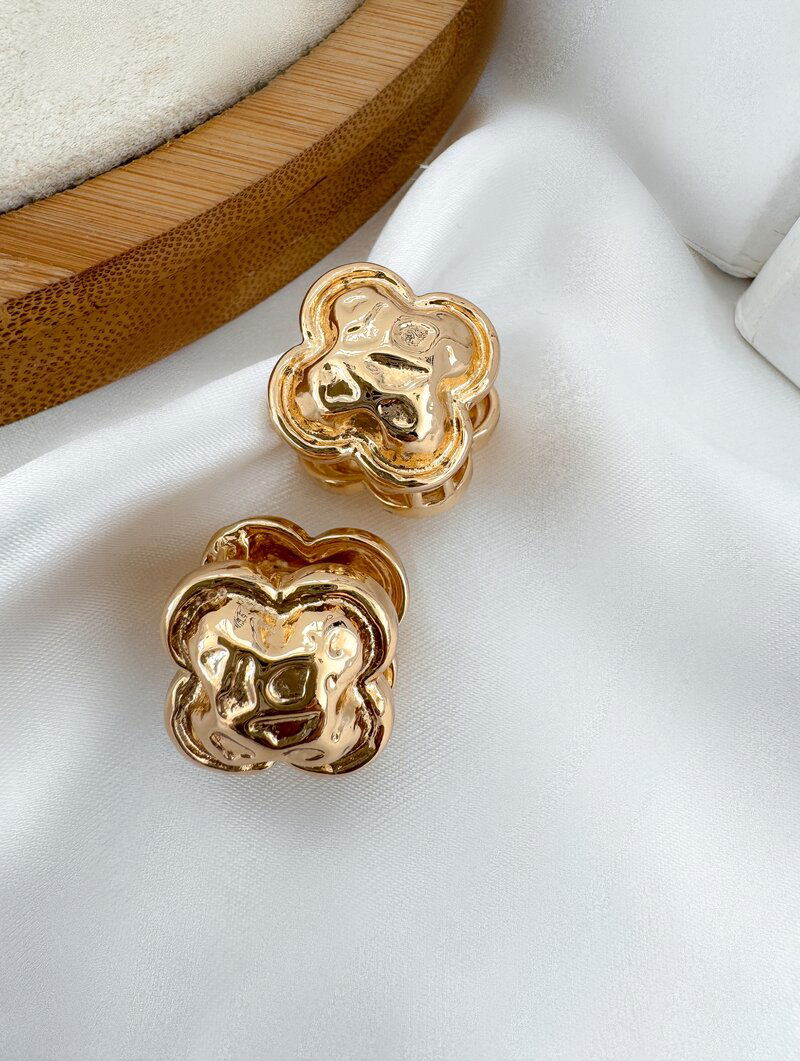 Brinco Folheado a Ouro 18k e Prata Inspiração Joalheria com Fecho