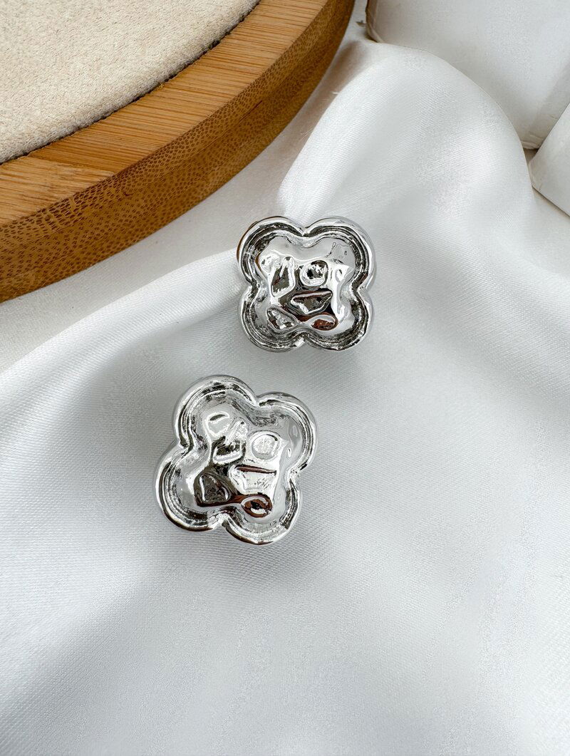 Brinco Folheado a Ouro 18k e Prata Inspiração Joalheria com Fecho