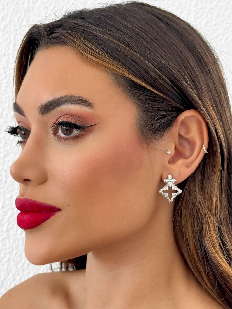 Brinco Folheado a Ouro 18k e Prata Inspiração vg. Cravejada e Vazada