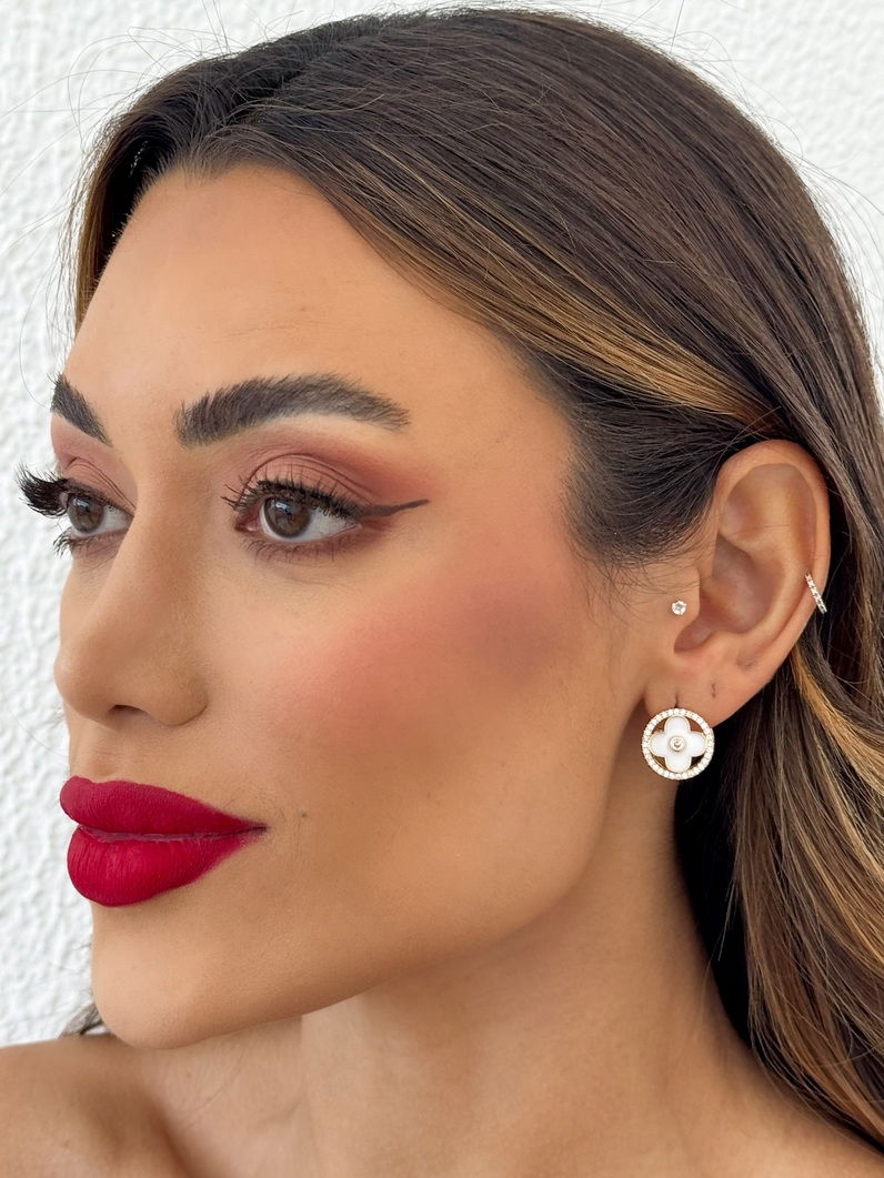 Brinco Folheado a Ouro 18k e Prata Inspiração Vg. Resinada Com a Borda Cravejada