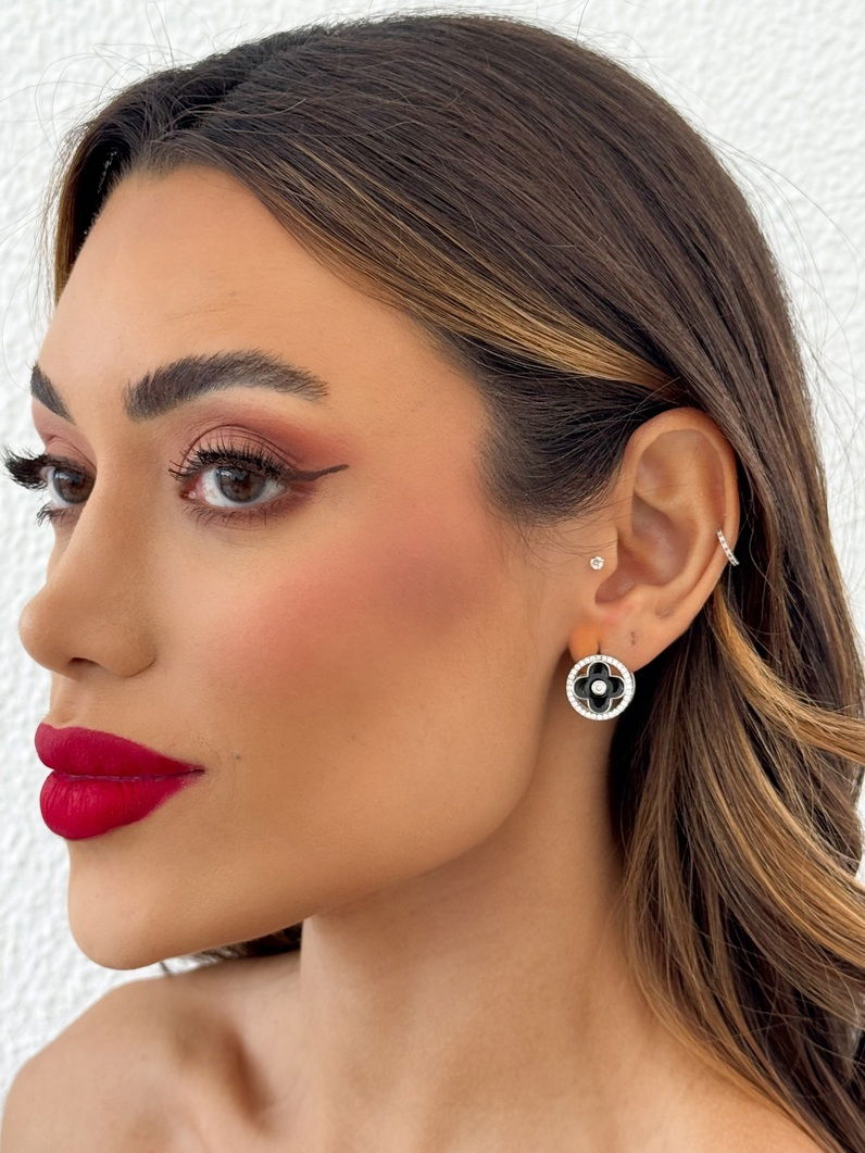 Brinco Folheado a Ouro 18k e Prata Inspiração Vg. Resinada Com a Borda Cravejada