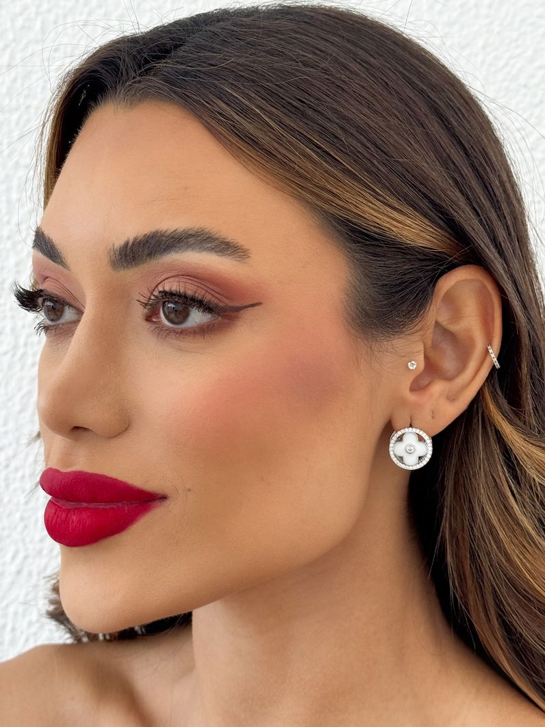 Brinco Folheado a Ouro 18k e Prata Inspiração Vg. Resinada Com a Borda Cravejada