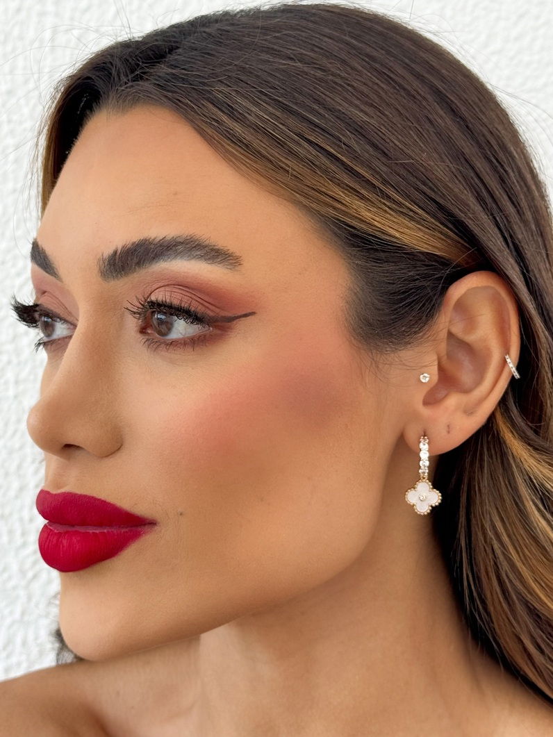 Brinco Folheado a Ouro 18k e Prata Inspiração Vg. Resinada e Argola Cravejada e Resinada