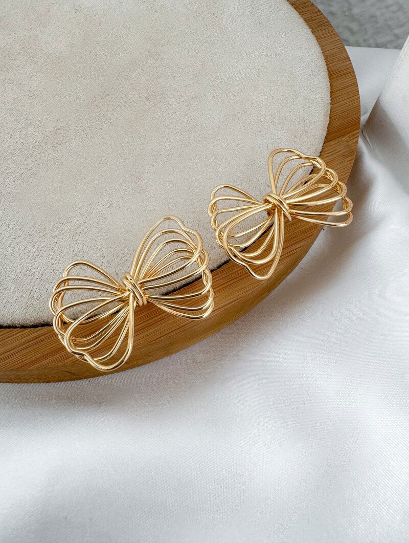 Brinco Folheado a Ouro 18k e Prata Laço Fios Vazados