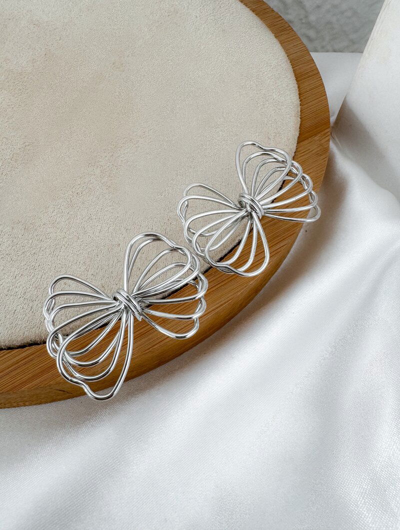 Brinco Folheado a Ouro 18k e Prata Laço Fios Vazados