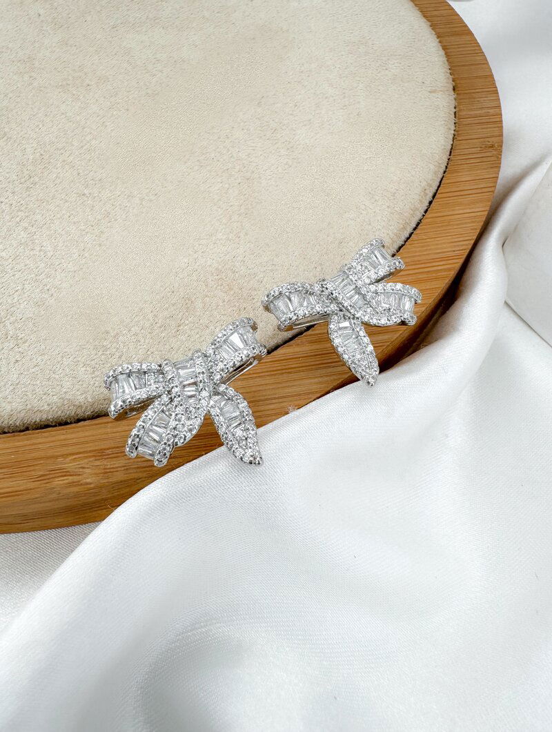 Brinco Folheado a Ouro 18k e Prata Laço Luxo com Navetes