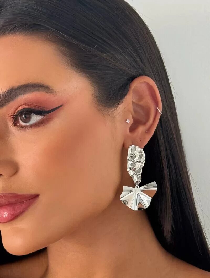 Brinco Folheado a Ouro 18k e Prata Leque com Ponteira Martelada