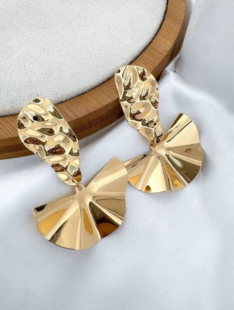 Brinco Folheado a Ouro 18k e Prata Leque com Ponteira Martelada