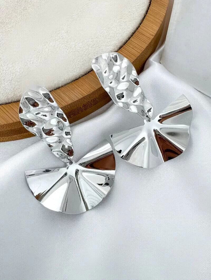 Brinco Folheado a Ouro 18k e Prata Leque com Ponteira Martelada