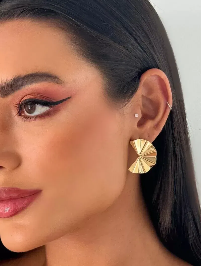 Brinco Folheado a Ouro 18k e Prata Leque Martelado