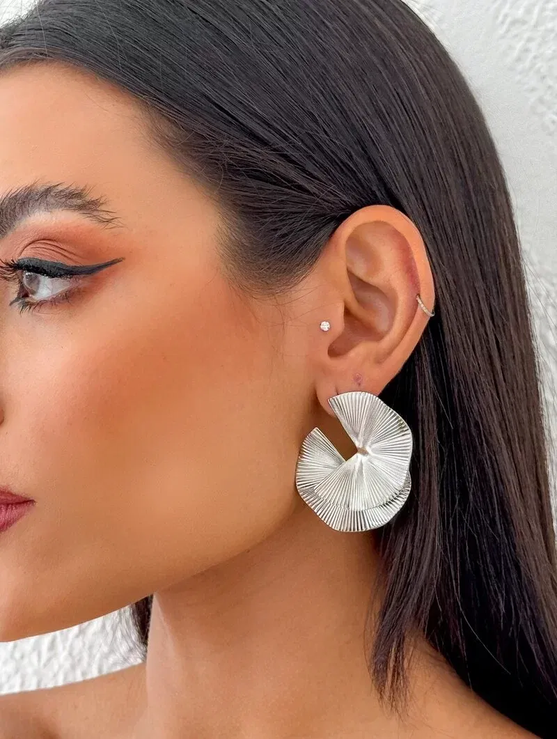 Brinco Folheado a Ouro 18k e Prata Leque Martelado