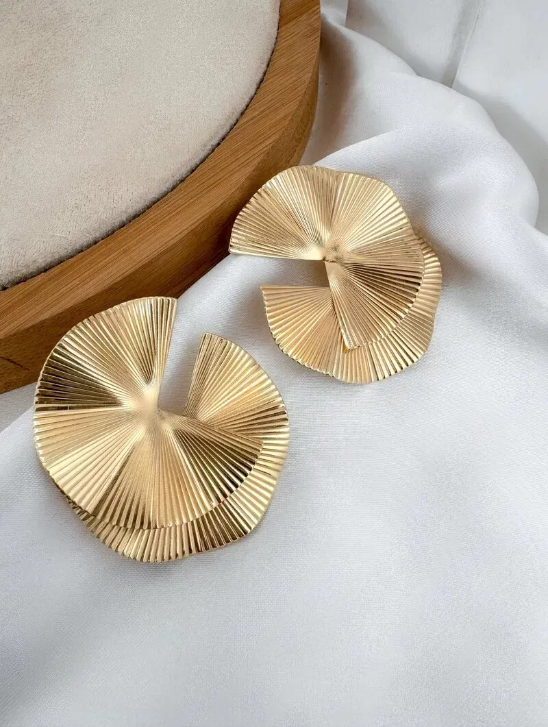 Brinco Folheado a Ouro 18k e Prata Leque Martelado