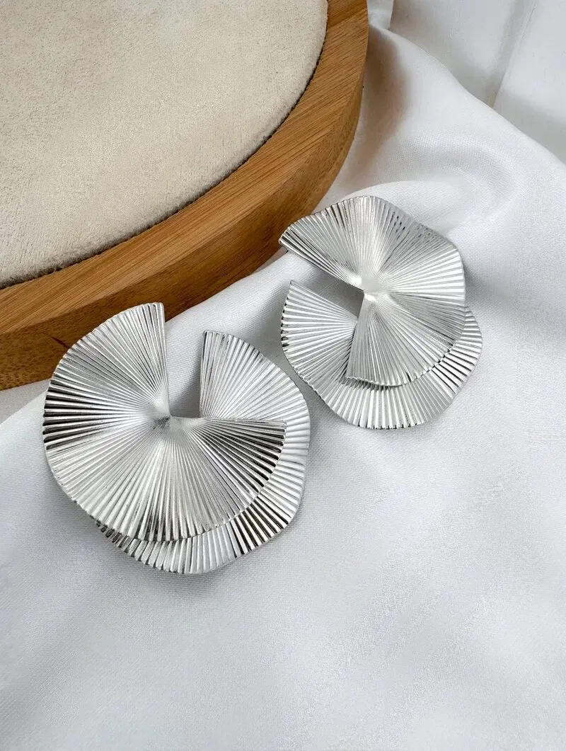 Brinco Folheado a Ouro 18k e Prata Leque Martelado