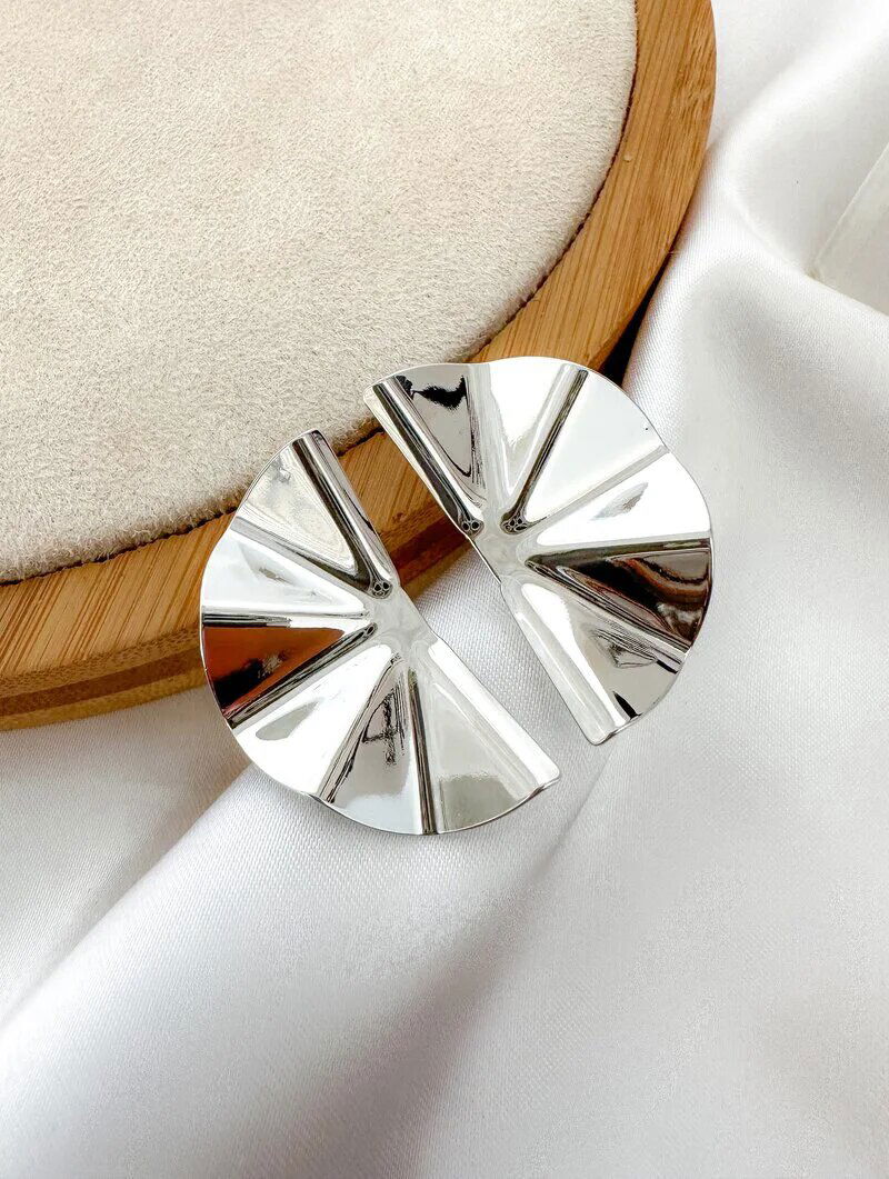 brinco folheado a ouro 18k e prata leque médio