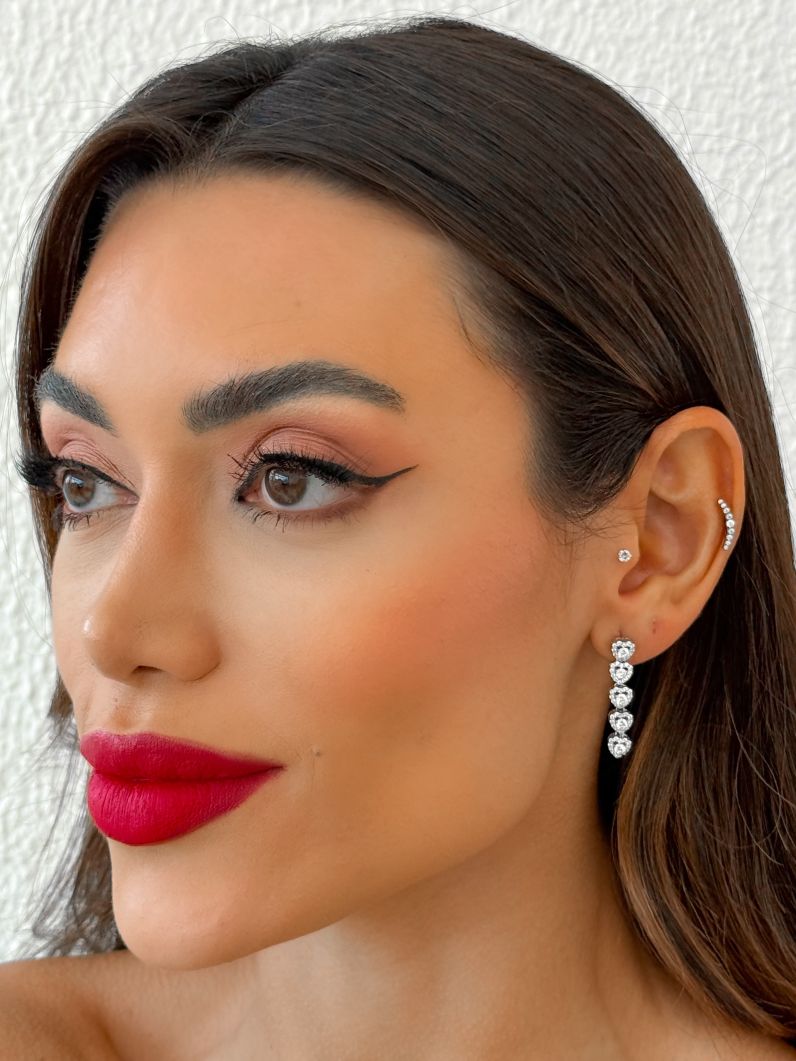 Brinco Folheado a Ouro 18k e Prata Longo Com Corações Micro Zirconia